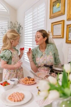 Mini Ivy Apron In Floral Cotton -Ivy City Co Dress Aprons JamesRomper MadsHome Easter24 1 4d454da7 3dc5 49cd 8ccf b605ff82e126 672812