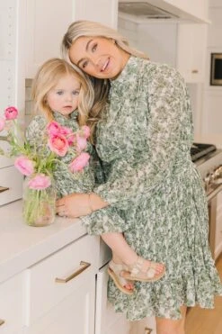 Brynley Dress In Green - FINAL SALE -Ivy City Co Dress BrynleyGreen MothersDay SS23 03 977071