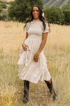 Delia Dress In Ditsy Floral -Ivy City Co Dress DeliaDitsyFloral QuietMeadows F23 31 290998