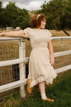 Delia Dress In Ditsy Floral -Ivy City Co Dress DeliaDitsyFloral QuietMeadows F23 47 397910