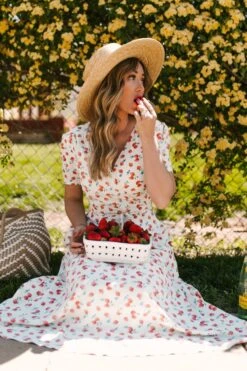 Lucy Dress In Strawberry Fields -Ivy City Co Dress LucyStrawberryFeilds StGeorge SS23 05 573816