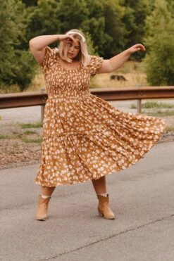 Sienna Dress In Brown Floral -Ivy City Co Dress SiennaBrownFloralDress ConradRanch F23 29 359786