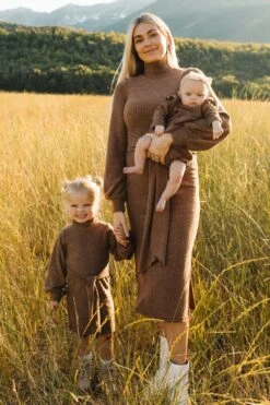 Jensen Dress In Mocha - FINAL SALE -Ivy City Co Dress WEB JensenDress FW23 LindsayArnold 08 283660