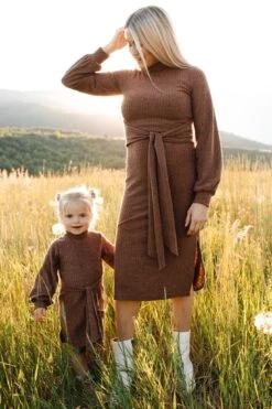 Mini Jensen Dress In Mocha - FINAL SALE -Ivy City Co Dress WEB JensenDress FW23 LindsayArnold 42 896636