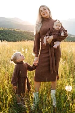 Jensen Dress In Mocha - FINAL SALE -Ivy City Co Dress WEB JensenDress FW23 LindsayArnold 44 533134