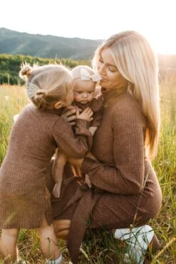 Mini Jensen Dress In Mocha - FINAL SALE -Ivy City Co Dress WEB JensenDress FW23 LindsayArnold 48