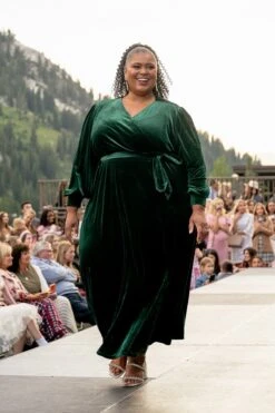 Andie Dress In Emerald Velvet - FINAL SALE -Ivy City Co Dress andieemerald 1 2 309033
