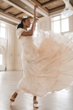 Isabella Dress -Ivy City Co Dress isabella 2 951b8e5a 66ff 4578 a8d9 1c8b09a1eb82 981424